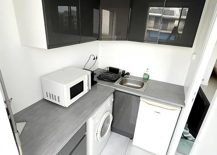 Apartment 4 Couchages - A 12 Min De La A Pied - Wifi Inclus - Parking Et Linge En Option Antibes